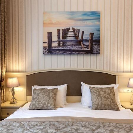 Royal Mini-Apart Hotel On Rynok Square Лвив Екстериор снимка