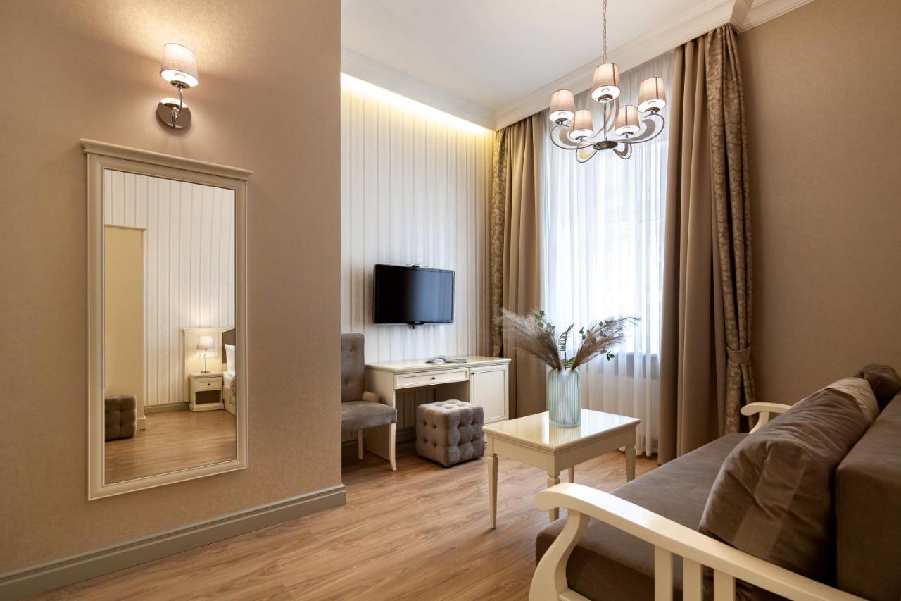 Royal Mini-Apart Hotel On Rynok Square Лвив Екстериор снимка