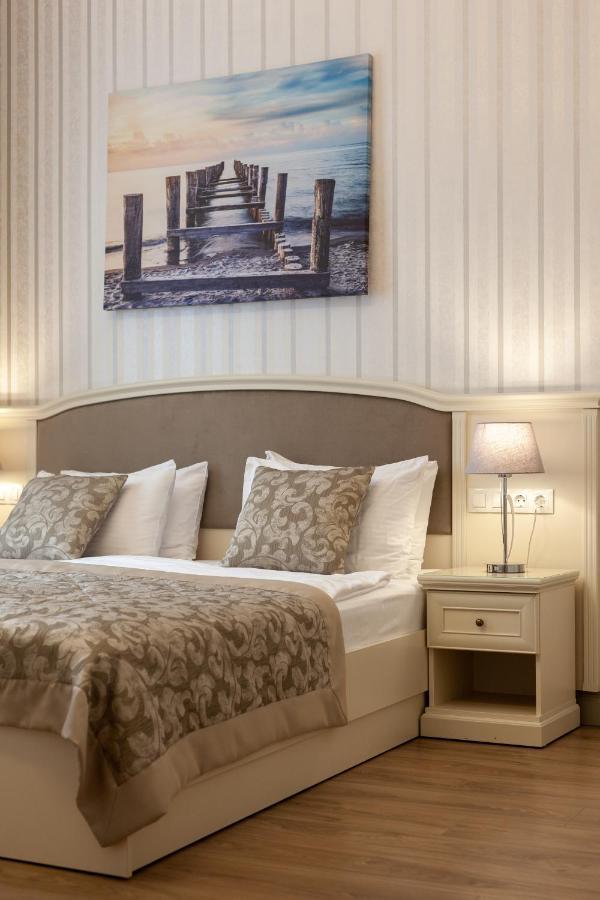 Royal Mini-Apart Hotel On Rynok Square Лвив Екстериор снимка