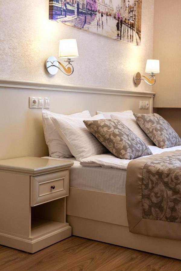 Royal Mini-Apart Hotel On Rynok Square Лвив Екстериор снимка
