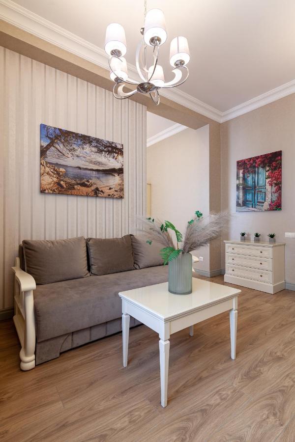 Royal Mini-Apart Hotel On Rynok Square Лвив Екстериор снимка