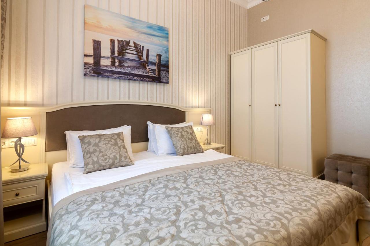 Royal Mini-Apart Hotel On Rynok Square Лвив Екстериор снимка